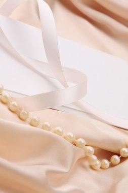 pearles ipek üzerine