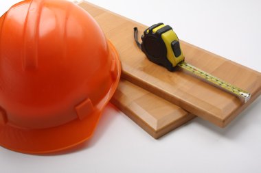 mezura, kask ve ahşap tahta