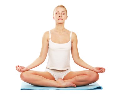 Yoga yapan genç kadın.