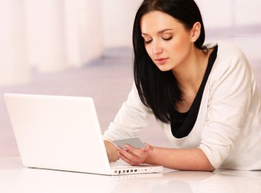 Kredi Kartı Olan Kadın