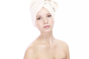 Kafasında havlu olan bir kadın.