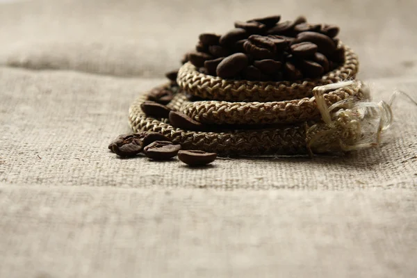 Grãos de café, corda e lona — Fotografia de Stock
