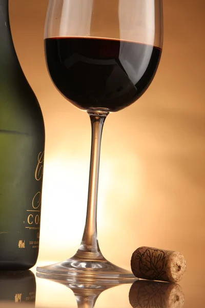 Garrafa de vinho, vidro e uma rolha — Fotografia de Stock