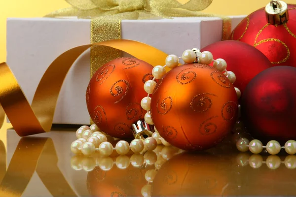 Caja de regalo de Navidad con bolas de Navidad —  Fotos de Stock