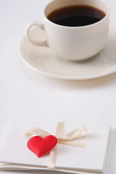 Miłość wiadomości i filiżankę kawy — Zdjęcie stockowe