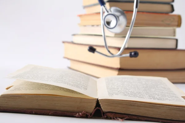 Stethoskop und Bücher — Stockfoto