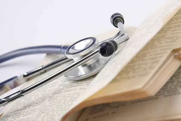 Stetoskop på en öppen bok — Stockfoto