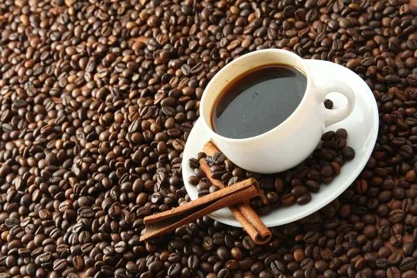 Tazza di caffè con cannella — Foto Stock