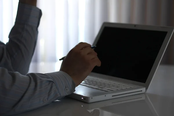 Mãos masculinas trabalhando em um laptop — Fotografia de Stock