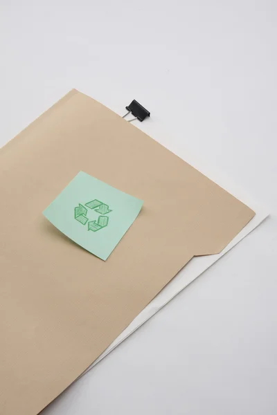 Папка с вырезанным контуром и знаком вторичной переработки — стоковое фото