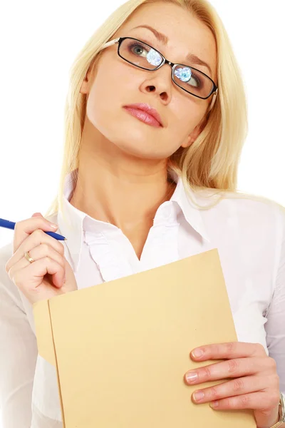 Frau mit Brille steht mit Ordner — Stockfoto