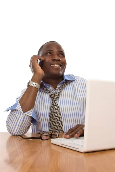 Homme d'affaires noir travaillant à son bureau sur un ordinateur portable — Photo