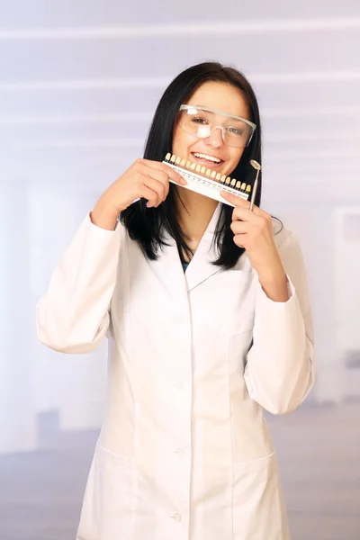 Kvinnliga tandläkare med verktyg — Stockfoto