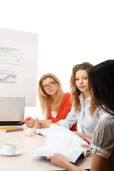 Groupe de femmes au travail est assis — Photo