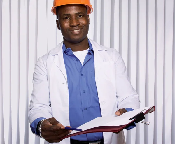 Afro-américain holding presse-papiers — Photo