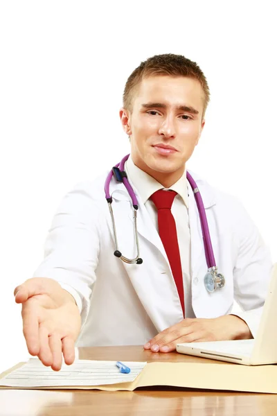 Masculino médico suitting no o mesa — Fotografia de Stock