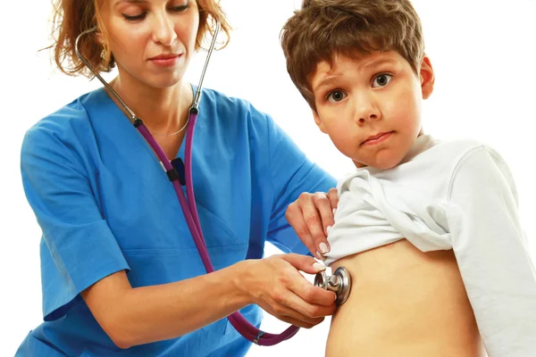 Médica examinando um pequeno paciente — Fotografia de Stock