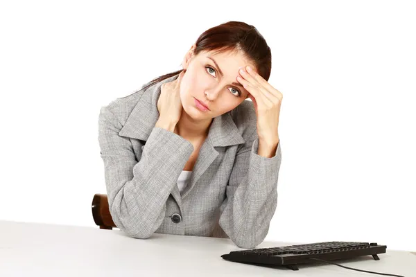 Moe vrouw zitten op het Bureau — Stockfoto