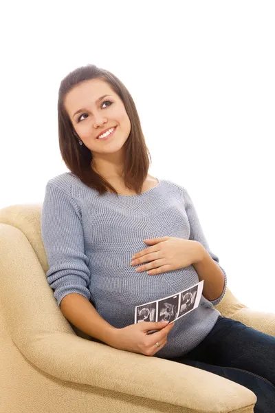 Mujer sosteniendo una imagen de ultrasonido de su bebé — Foto de Stock