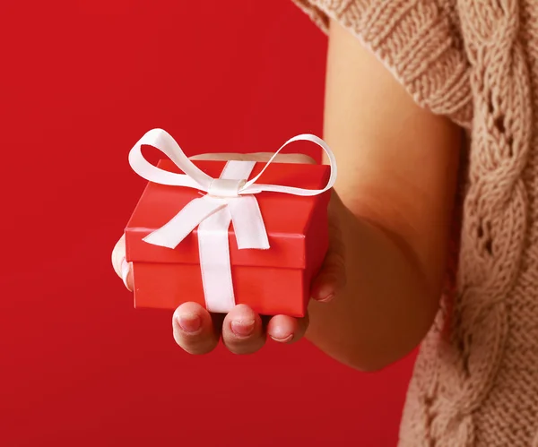 Female hand holding gift box — Stock Photo, Image