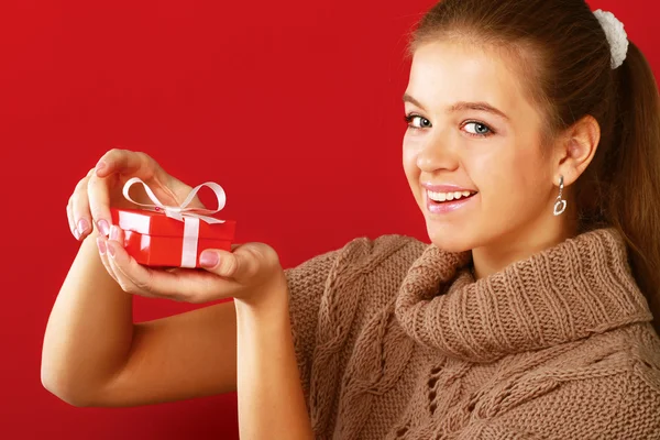 Jong vrouw holding gift box — Stockfoto