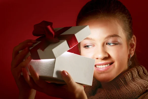 Girl opening gift box — Stock Photo, Image