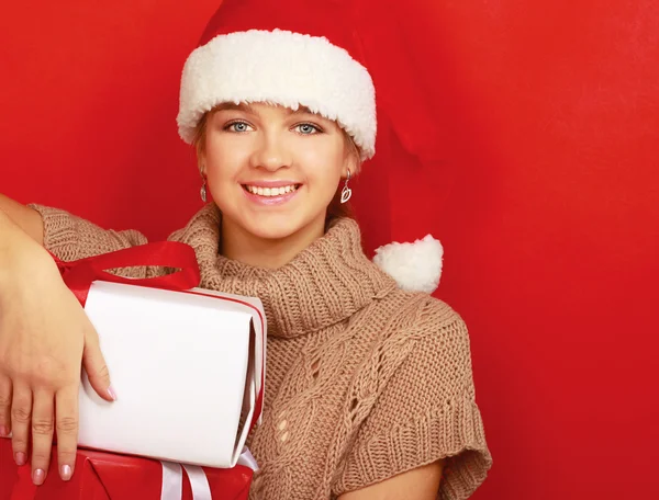 Mulher no chapéu de Santa com presentes de Natal — Fotografia de Stock