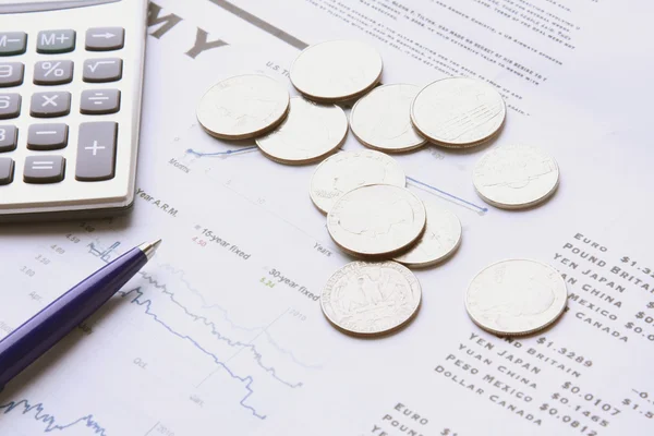 Pen, coins and calculator — Stock Photo, Image