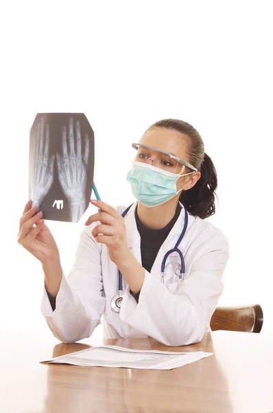 Femme médecin avec radiographie — Photo