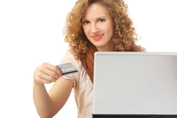 Vrouw met laptope en credit card — Stockfoto