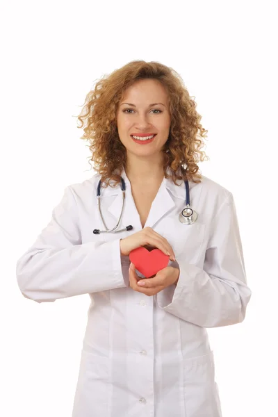Γυναίκα γιατρός με στηθοσκόπιο που κρατά την καρδιά — Φωτογραφία Αρχείου