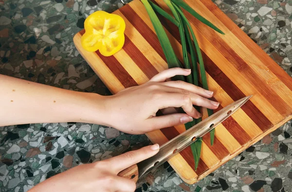 Les mains féminines coupent légumes — Photo