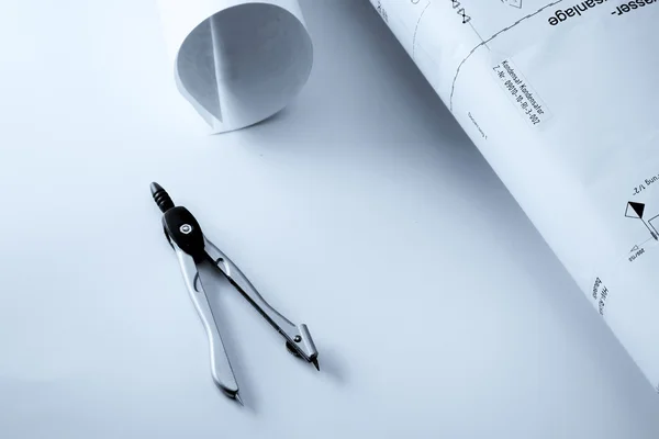 Table de travail d'ingénieur avec dessins et outils du métier — Photo