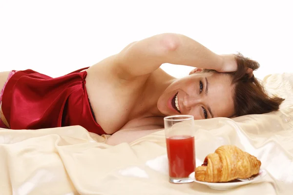 Mulher na cama com café da manhã — Fotografia de Stock