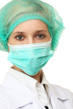 Maskeli kadın doktor.