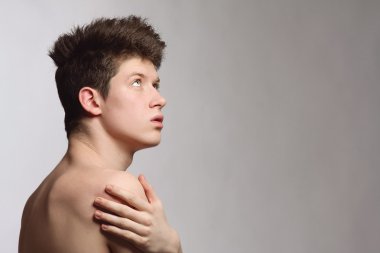 genç yakışıklı bir saç modeli ile