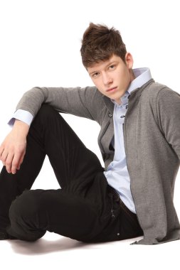 katta oturan genç yakışıklı adam