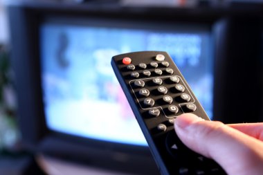 Televizyon seyrediyorum.