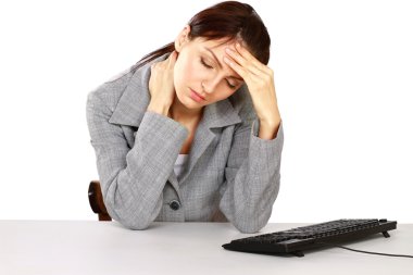 masada oturan yorgun kadın