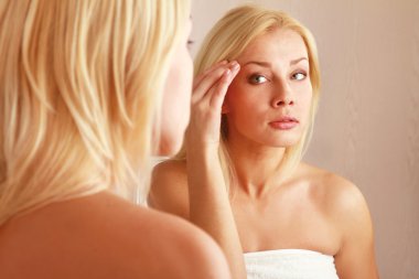 kadın onun deri yüz bakımı