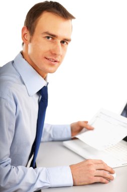 ofis masasında oturan işadamı