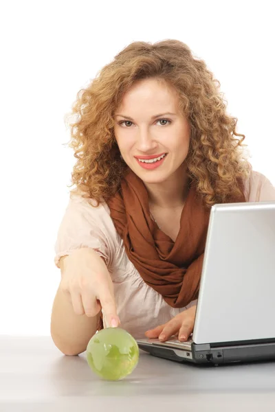 Vrouw met globe en laptope — Stockfoto