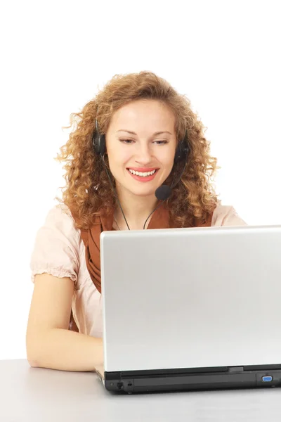 Mujer en auricular con laptopo — Foto de Stock
