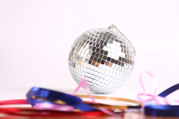 Boże Narodzenie taśmy i disco piłka — Zdjęcie stockowe