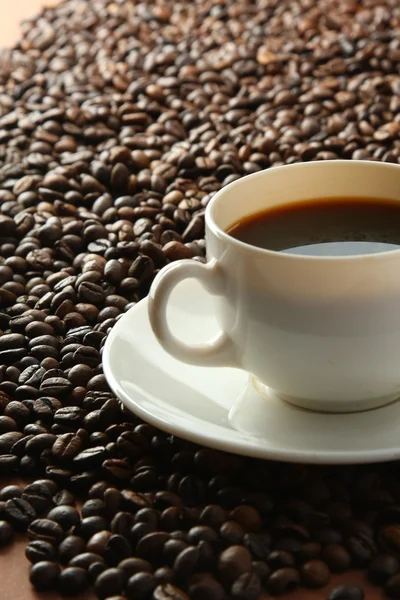 Kaffeebohnen mit weißer Tasse — Stockfoto