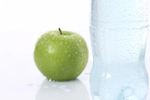 Pomme et bouteille d'eau — Photo