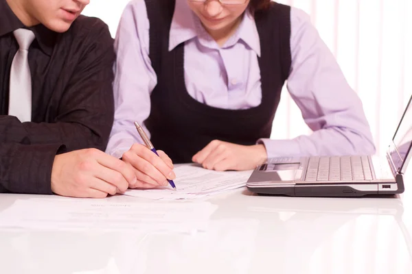 Geschäftsleute mit Laptop — Stockfoto