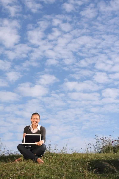 Mujer con laptope Al aire libre — Foto de Stock