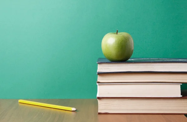 Apfel über Buch — Stockfoto