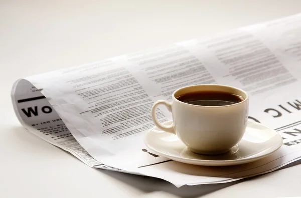 Kaffekopp og avis – stockfoto